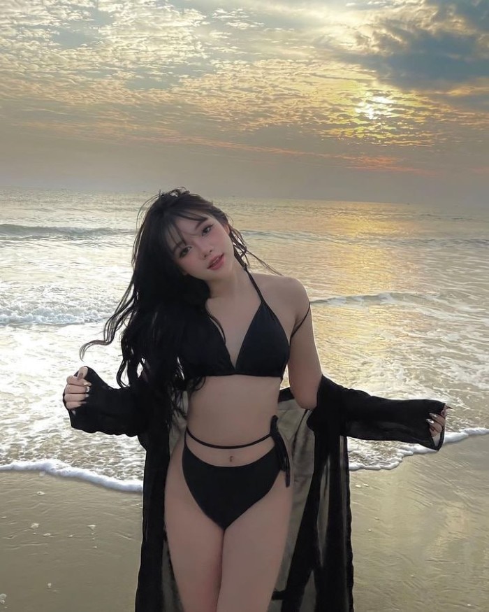 Vẻ đẹp quyến rũ của gái xinh bikini đen giữa biển chiều buông nắng