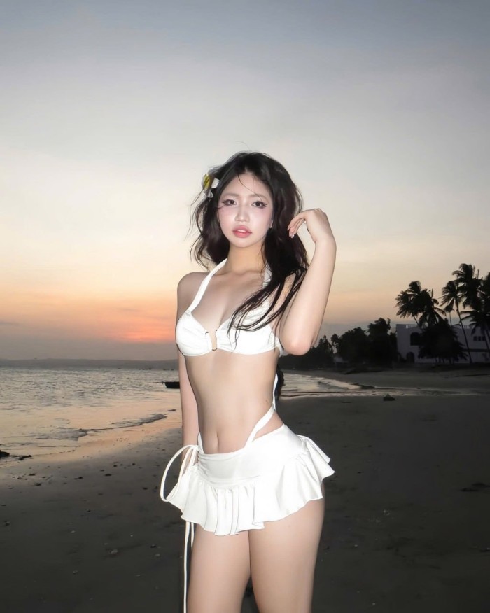 Bikini Váy Trắng – Khi Vẻ Đẹp Ngây Thơ Biến Thành Sự Quyến Rũ Chết Người