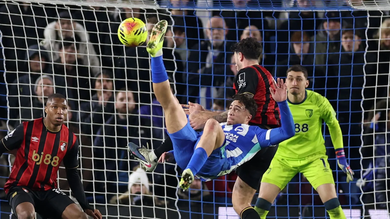 Kostoulas ghi siêu phẩm phút bù giờ, Brighton hòa Bournemouth | hutieutv